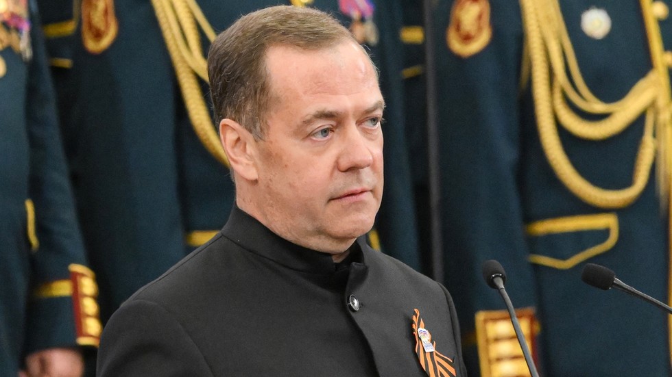 ‘Yapping bitches in Brussels a direct threat to Russia’ – Medvedev