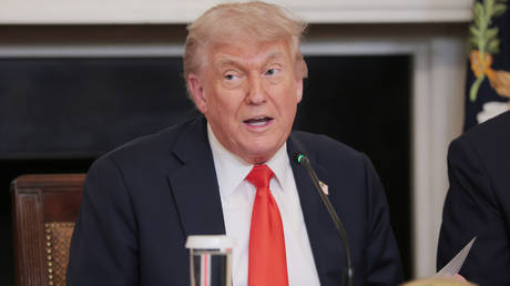 Trump threatens to sanction both Russia and Ukraine