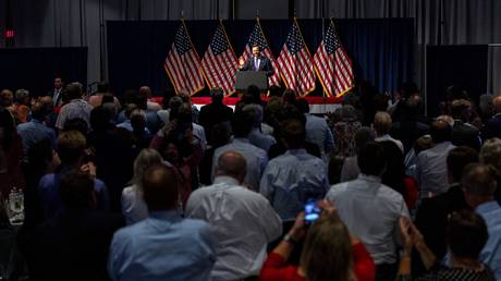 Vance flips middle finger during party speech (VIDEO)