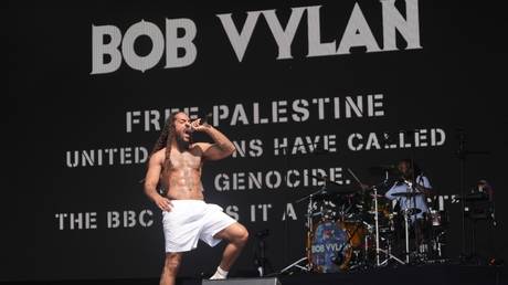 Police probe ‘Death to IDF’ chants at Glastonbury music festival (VIDEO)