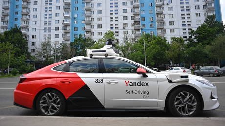 Russian MPs call for driverless taxis to replace migrants