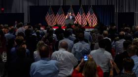 Vance flips middle finger during party speech (VIDEO)