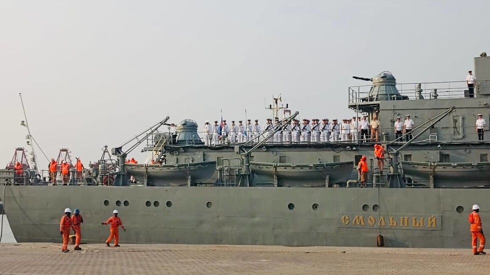 Russian warship continues African tour (PHOTOS)