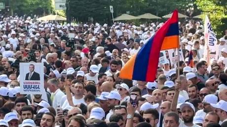 Thousands march in Yerevan to free jailed Russian-Armenian businessman (VIDEOS)