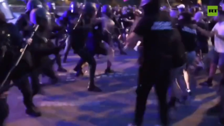 Anti-migrant protests flare up in EU state (VIDEOS)