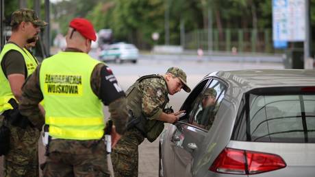 Poland orders troops to German border