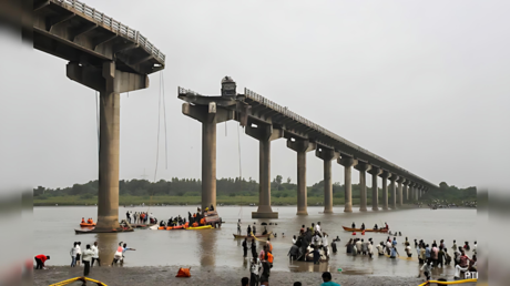 Bridge collapse in India kills 15 (VIDEO)