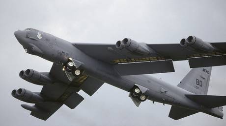 US passenger plane avoids collision with bomber (AUDIO)