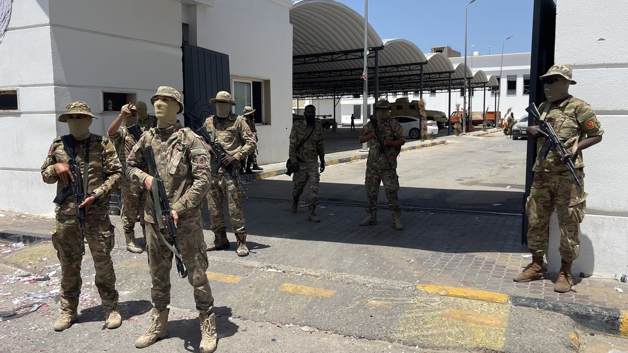 Libyan forces take security measures following a clash with the 'Stability Support Apparatus' a militia group in the Abu Salim area of Tripoli, Libya on May 13, 2025. © Hazem Turkia/Getty Images