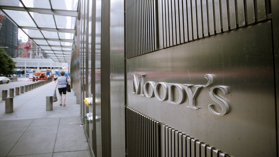 US ‘on precipice’ of recession – Moody’s chief analyst — RT Business News