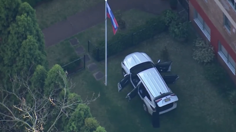 Car rams into Russian consulate in Australia (VIDEO)
