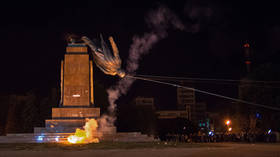 Last Lenin monument destroyed in Ukraine (PHOTOS)