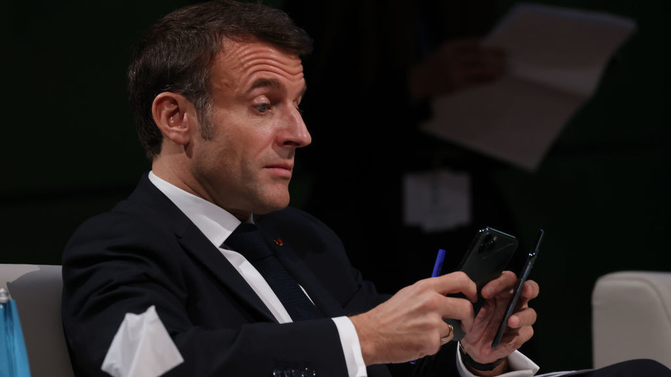 NYC police force Macron to call Trump (VIDEO)