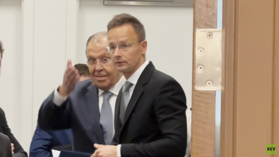 Hungarian foreign minister vows to protect ‘national interests’ after meeting Lavrov — RT World News