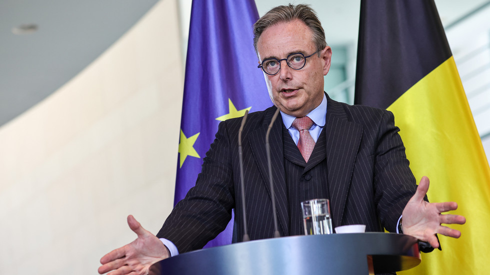 World News: यूक्रेन ऋण के लिए जमे हुए रूसी संपत्ति का उपयोग करके यूरोपीय संघ के राज्य नियम – INA NEWS