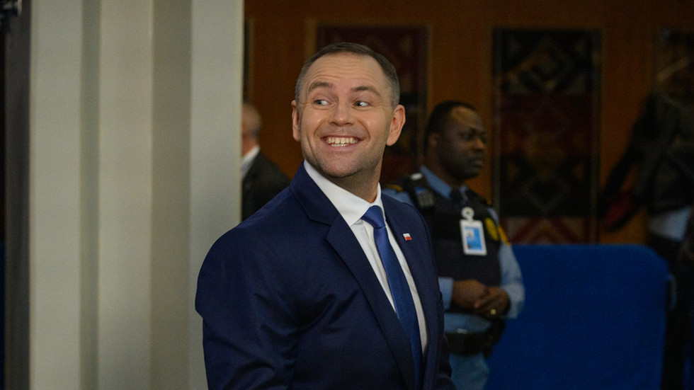 Poland cuts off cash to idle Ukrainians