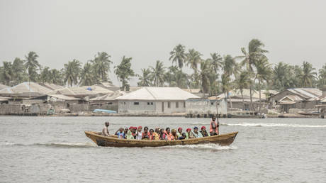 V brodolomu v Nigeriji umrlo več deset ljudi, reševalci rešili 50 ljudi
