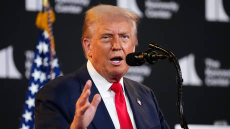 Trump threatens to shoot down Venezuelan planes