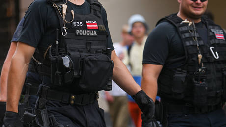 EU state expelling hundreds of Russians – media