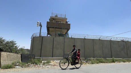 US wants key Afghan air base back
