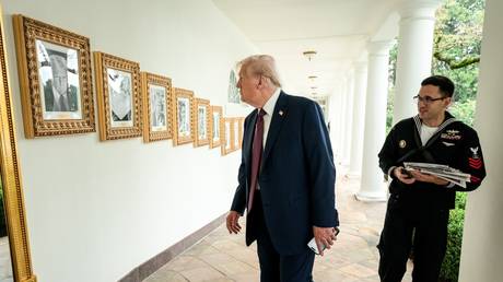 Trump excludes Biden from ‘presidential walk of fame’ (VIDEO)