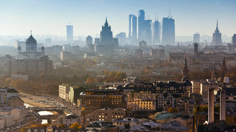 UK journalist blows holes in Western myths about Russia