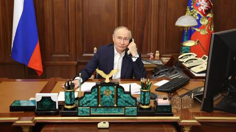 Kremlin explains why Putin avoids social media