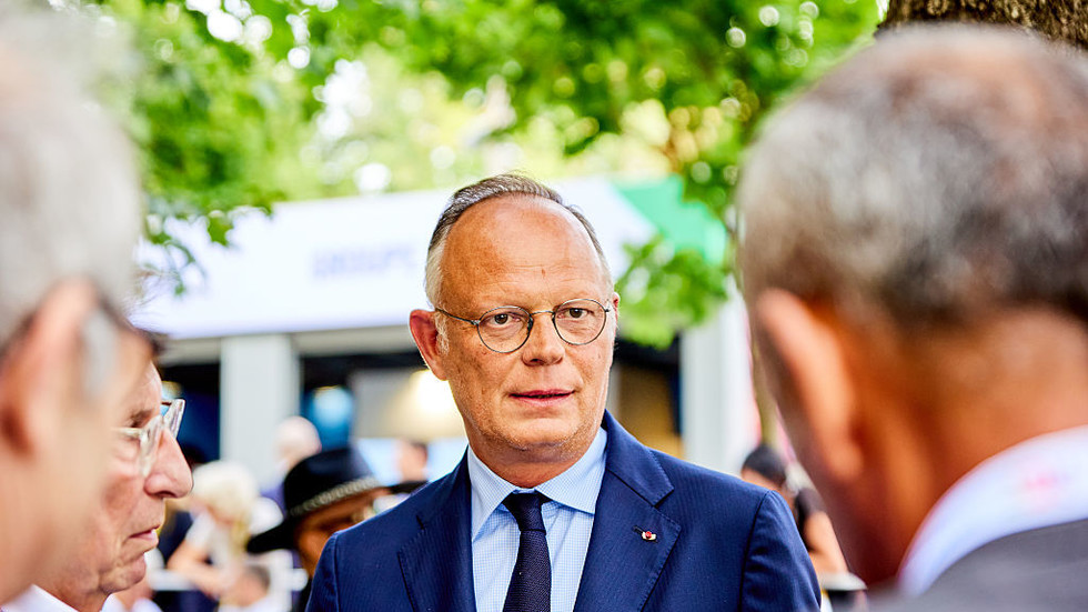 Macron must resign – France’s former PM