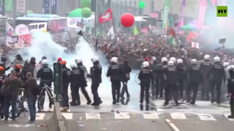 Police use water cannons against protesters in Brussels (VIDEO)