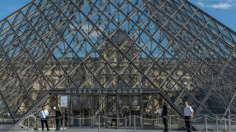 Louvre robbed – culture minister