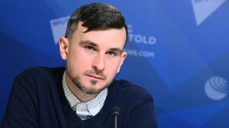 Russian journalist retruns home from Baku after months under arrest