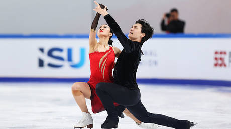 Chinese ice dancers probed over missile toy (VIDEO)
