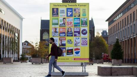 Pro-EU liberals and anti-immigration hardliners tied in extremely narrow Dutch election