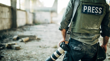 Russia offers media safe passage to report on encircled Ukrainian troops