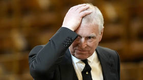 "Brytyjski książę Andrzej pozbawiony tytułów i eksmitowany z rezydencji królewskiej Król Karol podjął działania w obliczu ciągłych konsekwencji powiązań swojego brata z Jeffreyem Epsteinem"