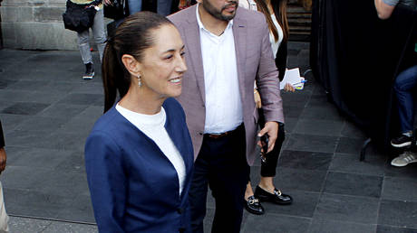 Man gropes Mexico’s president (VIDEO)