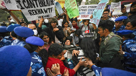 Dozens detained in Indian capital for ‘clean air’ protests