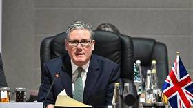 "Brytyjski premier omal nie upadł na twarz przed szczytem G20 (WIDEO) Keir Starmer najwyraźniej potknął się, zbliżając się do grupy przedstawicieli biznesu w Johannesburgu w RPA."