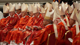 "Watykan ostrzega przed poligamią „Sukcesja twarzy” nie dorównuje wyłącznemu związkowi jednego mężczyzny i jednej kobiety – głosi nowy dokument zatwierdzony przez papieża."