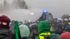 "Chaos wybucha podczas protestu przeciwko nowej prawicowej niemieckiej grupie młodzieżowej (FILMY) Lewicowi demonstranci starli się z policją i zaatakowali zwolenników kontrowersyjnej partii AfD"
