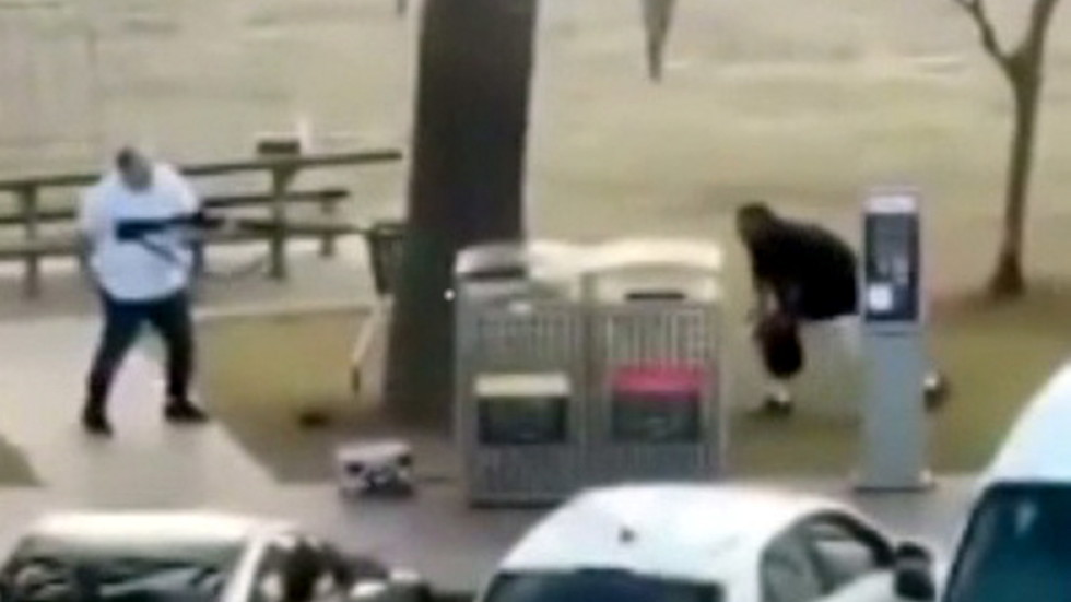 Brave bystander disarms gunman at Sydney terrorist attack (VIDEO)