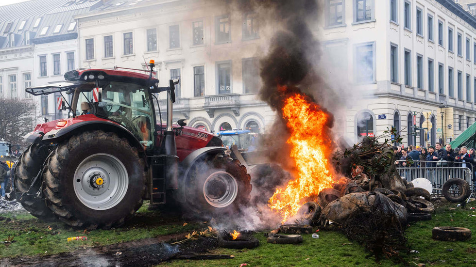 Farmers clash with police in Brussels amid crunch Ukraine talks (VIDEOS)