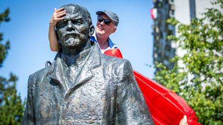German parliamentary commissioner calls for anti-Lenin campaign