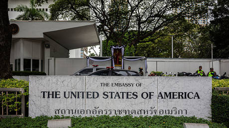 US tech giants advising foreign workers not to leave country – media