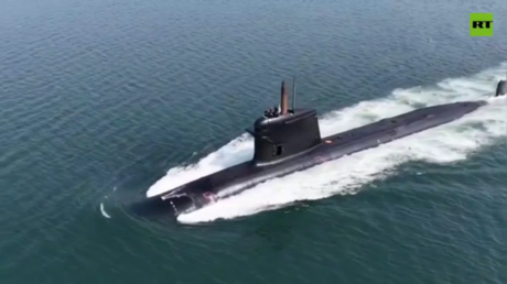 Indian president takes part in submarine drill (VIDEO)