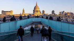 Britons getting poorer – report