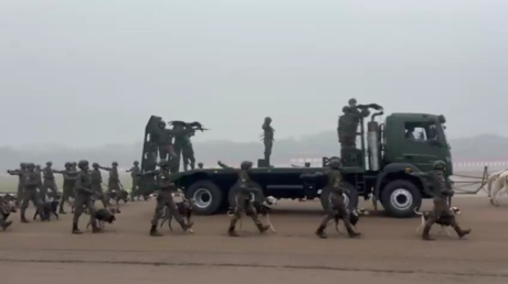 India lines up military camels and eagles for annual parade (VIDEO)