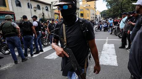 Heavy gunfire erupts near presidential palace in Caracas – media (VIDEOS)