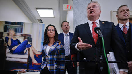 Clintons refuse to testify in Epstein inquiry