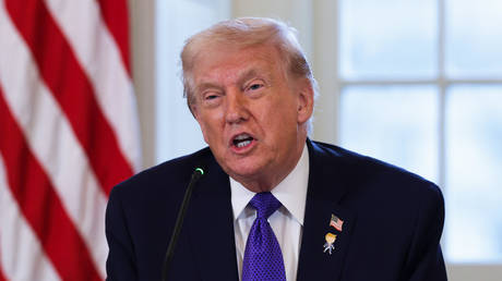 Trump slams UK for returning territory to former colony